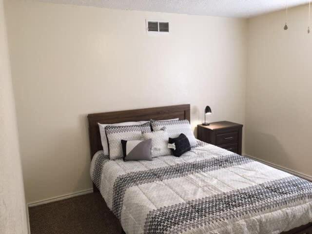 Quiet Townhouse Close To Fort Sill! Лоутън Екстериор снимка